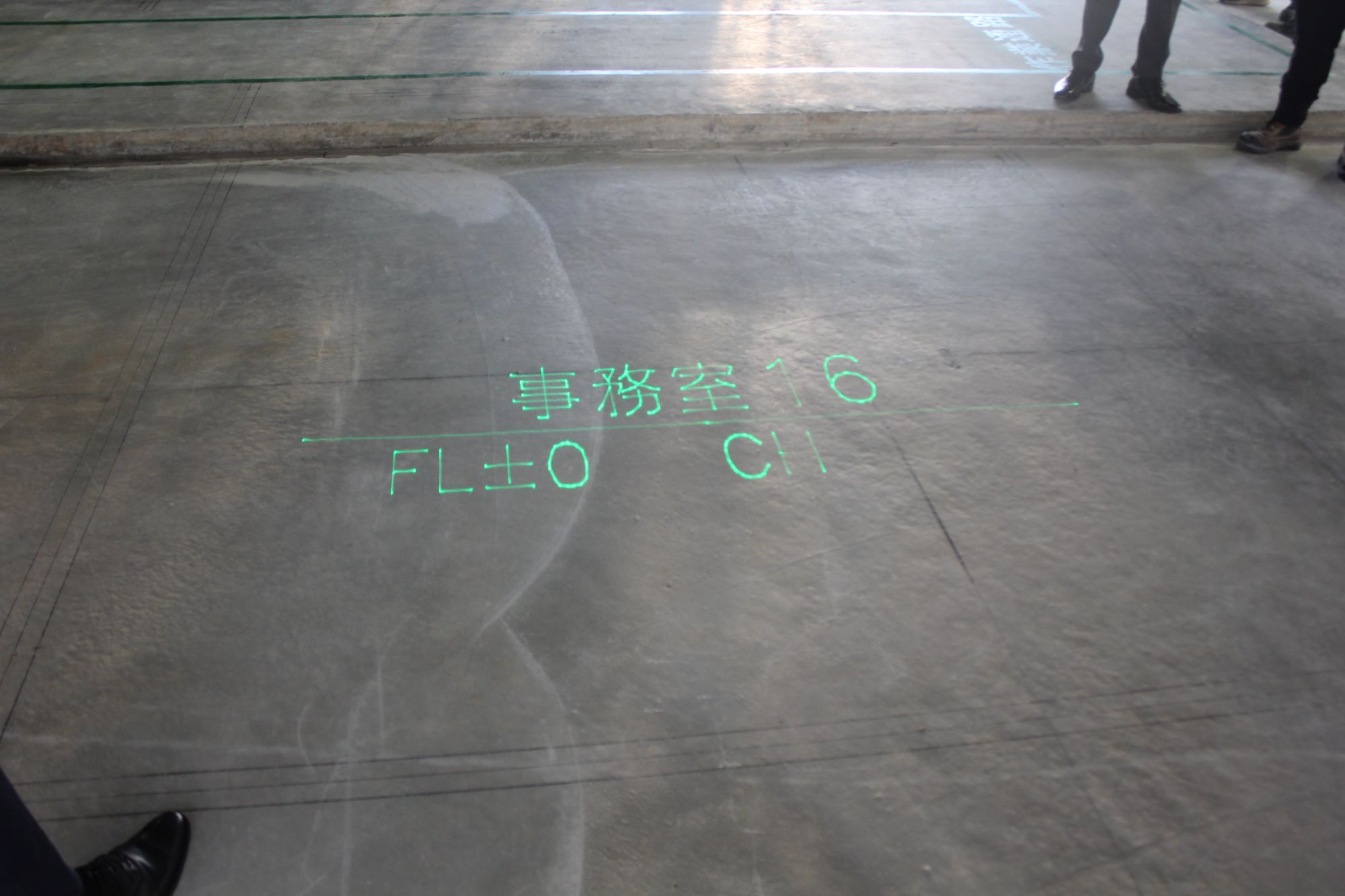 実寸大の設計図面を「レーザー」で投影、戸田建設の現場で実演（2