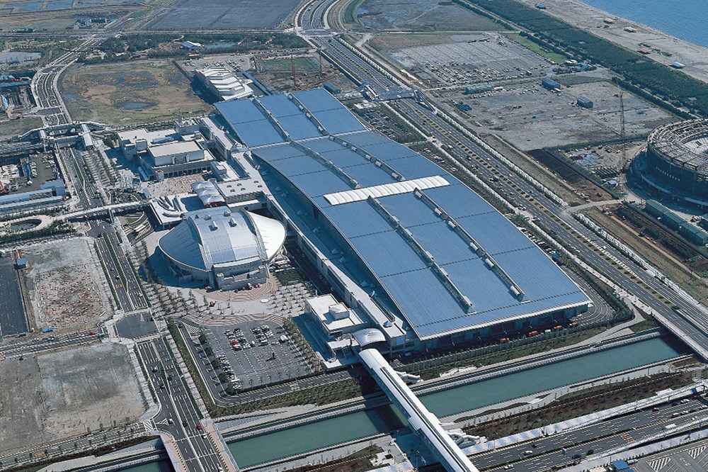 空から見た「幕張メッセ」。大屋根の部分が国際展示場、おわん形の屋根が幕張イベントホール（写真：三島 叡）