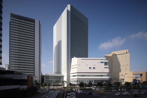 2020年に竣工した「横浜市役所」ではデザイン監修を担当した。横浜市役所は地下2階・地上32階建て。低層部のアトリウムは休日も開放され、市民の憩いの場になっている(写真:安川 千秋)