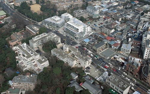 「ヒルサイドテラス」を南側から見下ろす。1992年に6期が竣工するまで、約25年かけて街並みを形成していった(写真:三島 叡)