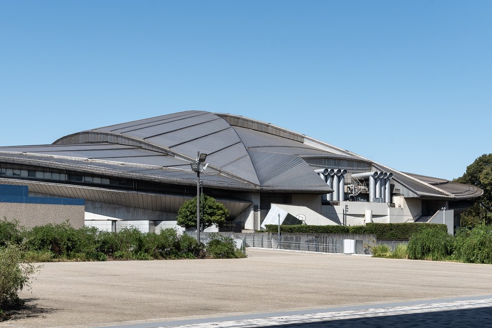 国立競技場に隣接する「東京体育館」。地下2階・地上3階建てで、延べ面積は約4万4000m<sup>2</sup>。折り紙を連想させる大屋根が特徴だ（写真：日経クロステック）