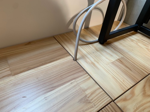 WOOD FLOOR UNIT 3.2の床下からケーブルが出る様子(写真:日経クロステック)