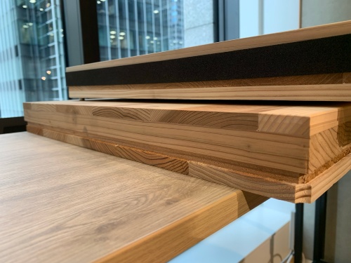 厚さ54mmのWOOD FLOOR UNIT 3.2。12mm、30mm、12mmの3層で構成する(写真:日経クロステック)