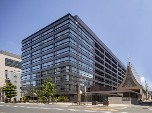 竣工したホテル「ヒルトン京都」の外観(写真:東京建物)