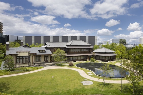 2023年6月に移築工事が完了した旧渋沢家住宅。渋沢栄一とその子、孫、ひ孫が4代にわたって暮らした。写真左から「洋館」「表座敷」「御母堂居間」(写真:吉田 誠)