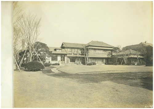 現在の港区三田に移築された後、洋館が増築されて「和洋館並列型住宅」となった。写真は三田時代の旧渋沢家住宅の様子。今回の移築ではこの写真の姿に復元した(写真:清水建設)