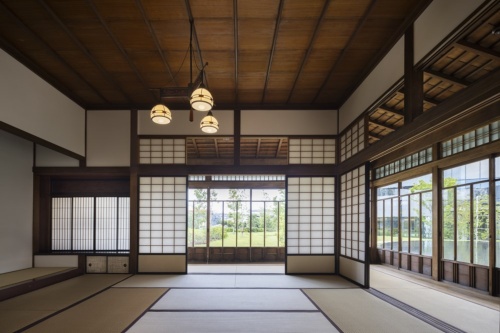 広い縁側がある御母堂居間。1908年の移築時に増築された。渋沢栄一の孫である渋沢敬三(1896~1963年)の母が暮らした。表座敷の意匠を引き継いでいる(写真:吉田 誠)