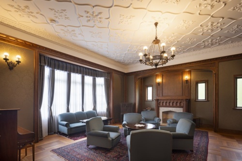 洋館の客間。英国調のインテリアが特徴。洋館の設計は、清水組(現清水建設)の出身で当時第一銀行(現みずほ銀行)の建築課長だった西村好時(1886~1961年)が手掛けた。格調高いデザインが魅力(写真:吉田 誠)