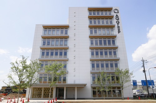 2024年3月に完成したAQ Groupの新本社。創業の地である埼玉県に純木造ビルを建設した。JR大宮駅からバスで10分ほどの場所に立つ(写真:山田 慎二)