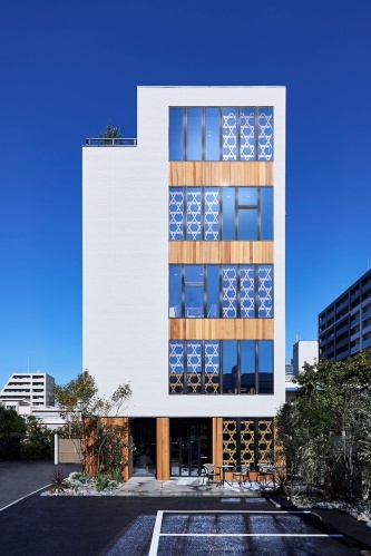 AQ Groupが手掛けた純木造5階建てのモデル棟。22年11月、川崎住宅公園(川崎市)内にオープンした(写真:AQ Group)