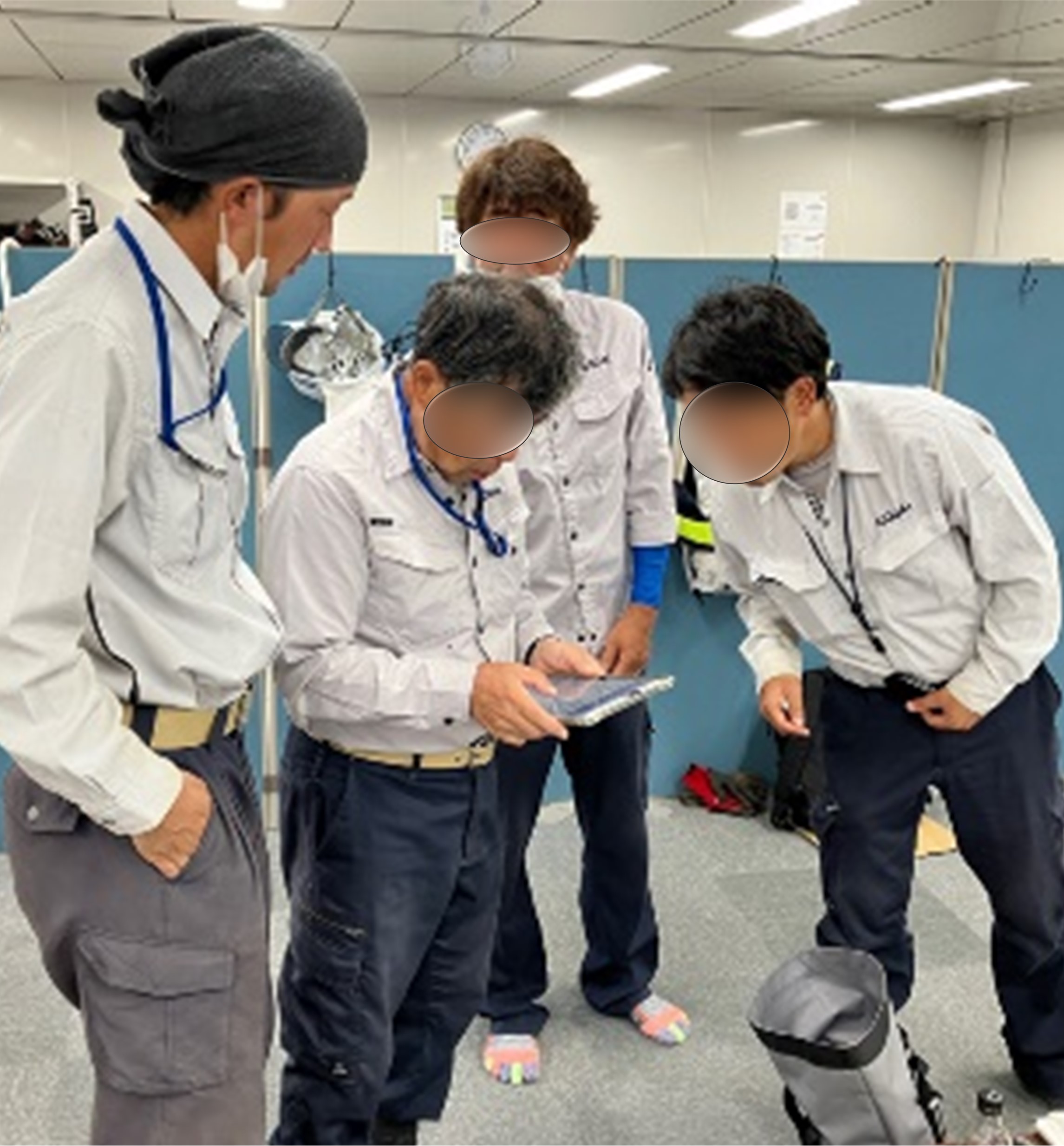 現場の作業者がコンディション管理プログラムを使う様子。2023年から試験導入し、24年6月から奥村組の一部の現場で本格的に利用し始めた（写真：奥村組）