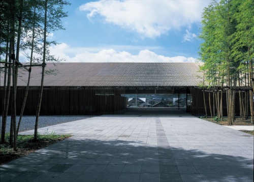 2000年に開館した栃木県那珂川町にある隈研吾氏設計の「那珂川町馬頭広重美術館」(写真:三島 叡)