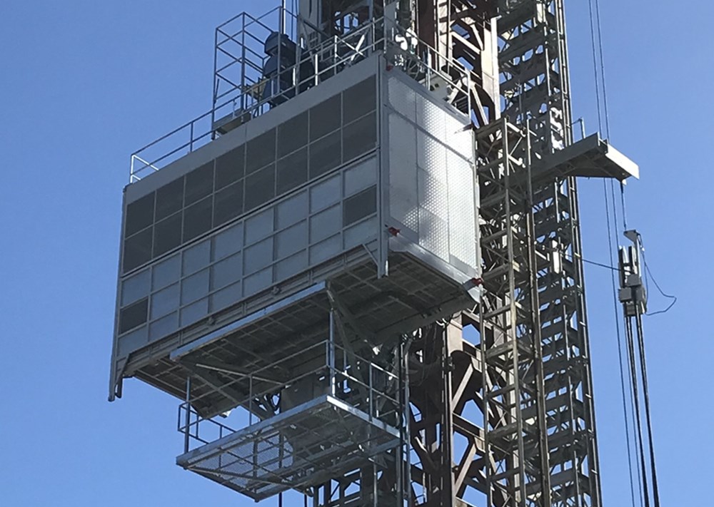 試験場でテストしたときの新型エレベーター。開発は建設機械の設計・製造などを手掛ける三成研機（埼玉県日高市）と、建設機械のレンタル業を営むエスシー・マシーナリ（横浜市）と共同で進めた（写真：清水建設）