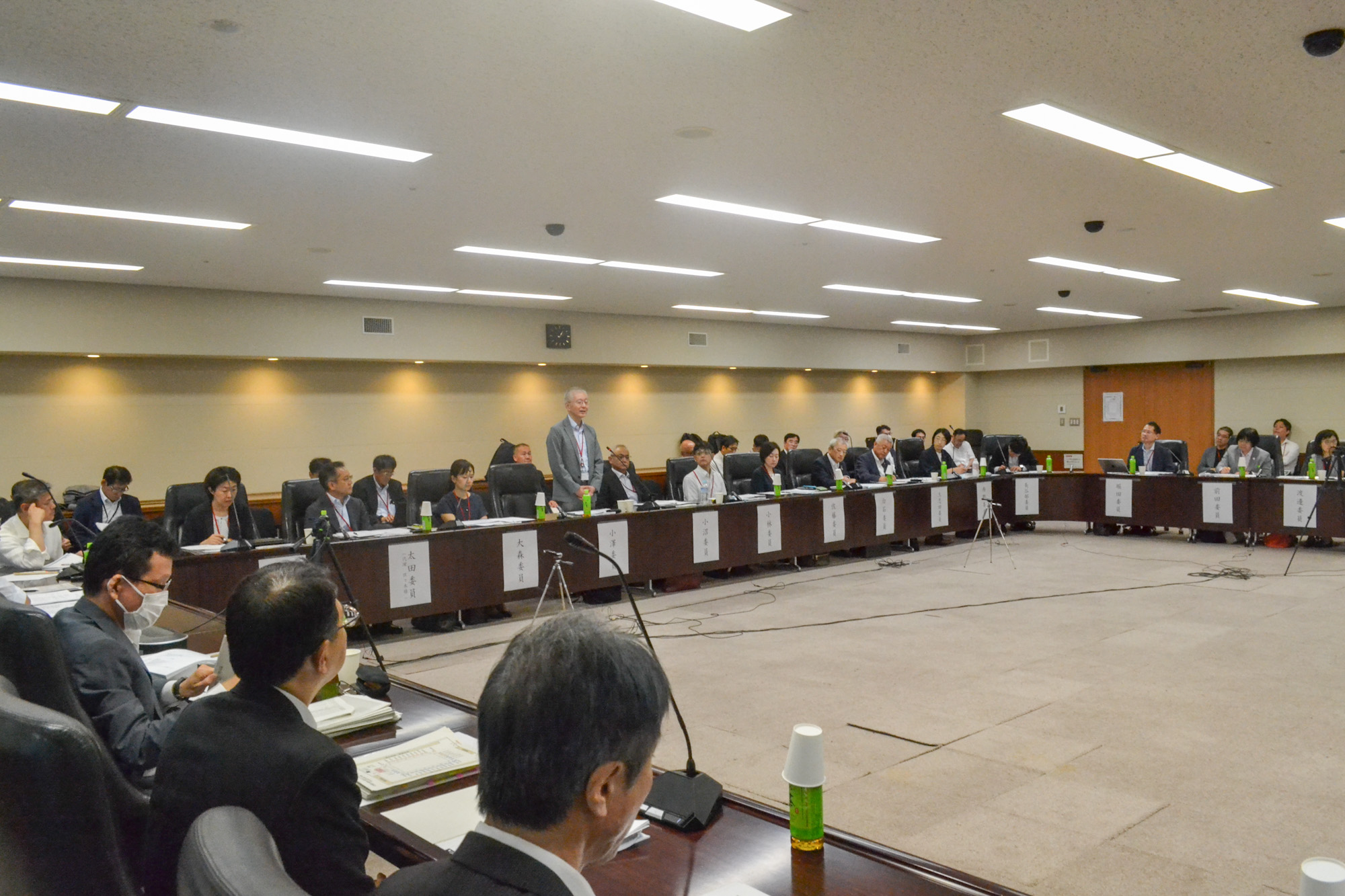 2024年9月10に開いた中央建設業審議会のワーキンググループの初会合。工事の発注者や元請け・下請け会社の団体、学識者や弁護士など20人で構成する（写真：日経クロステック）