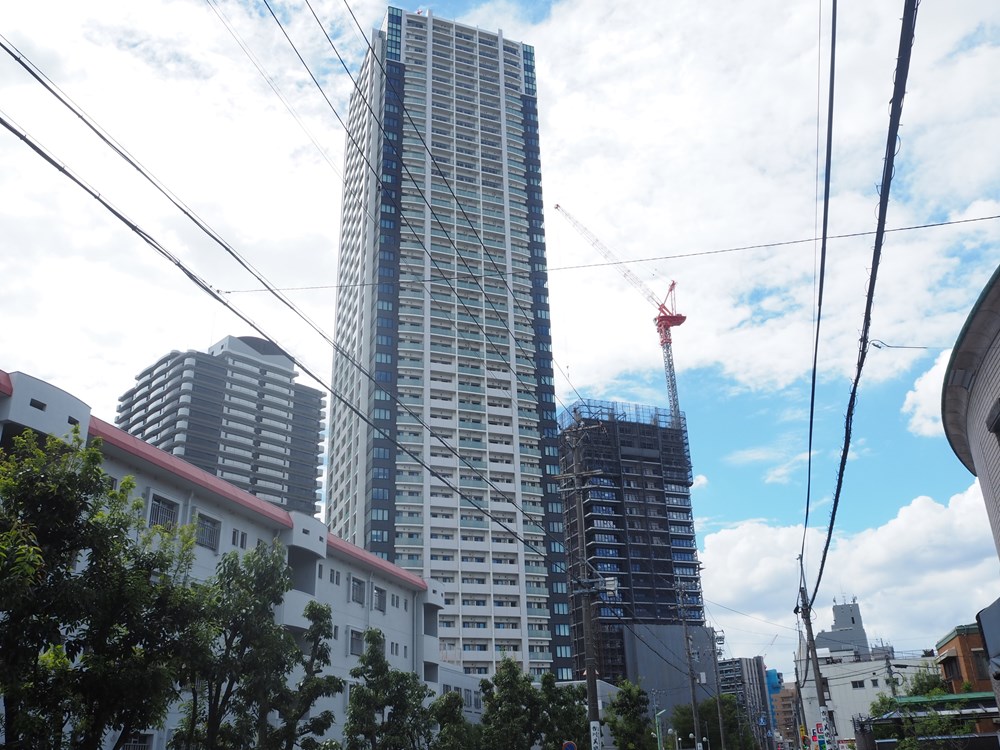 写真中央が原告らの住む「グランドメゾン池下ザ・タワー」。その右が建設中の「グランドメゾンThe池下ガーデンタワー」。24年9月10日撮影（写真：日経クロステック）