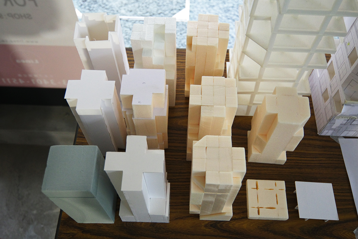 今回の敷地に建てられるマンションのボリュームを検討するための模型。左下に見える単純な直方体からスタディーを始め、天空率を適用して最適なボリュームを探した（写真：日経クロステック）