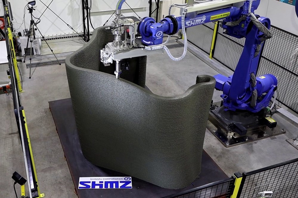 材料押し出し型の建設3Dプリンターの例 。ノズルから吐出した材料を幾層にも積み上げて、構造物を印刷する（写真：清水建設）