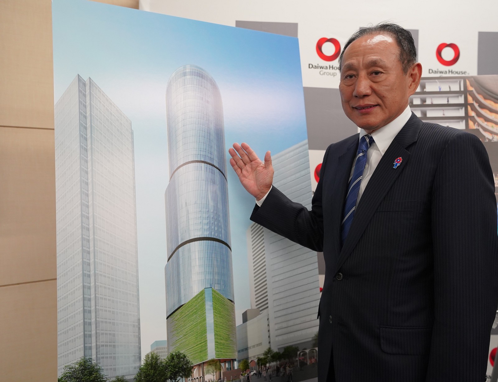建て替えプロジェクトについて説明する、大和ハウス工業の芳井敬一社長（写真：日経クロステック）