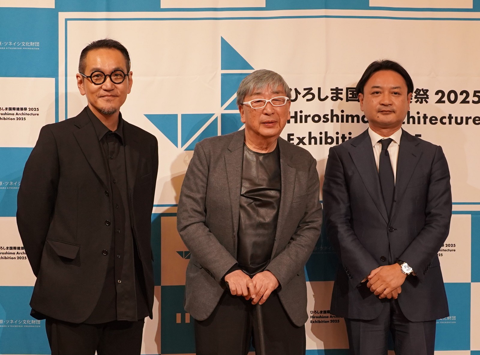 神原・ツネイシ文化財団が2024年11月8日に開いた記者発表会の様子。左から順に「ひろしま国際建築祭 2025」の総合ディレクターを務める白井良邦氏、建築家の伊東豊雄氏、チーフキュレーターの前田尚武氏（写真：日経クロステック）