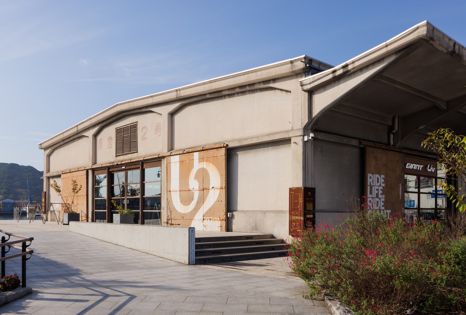 広島県尾道市の「ONOMICHI U2」。宿泊、飲食、物販の機能を持つ複合商業施設で、サポーズデザインオフィス（広島市）が設計した。もとは戦時中に建てられた海運倉庫だ（写真：せとうちクルーズ）
