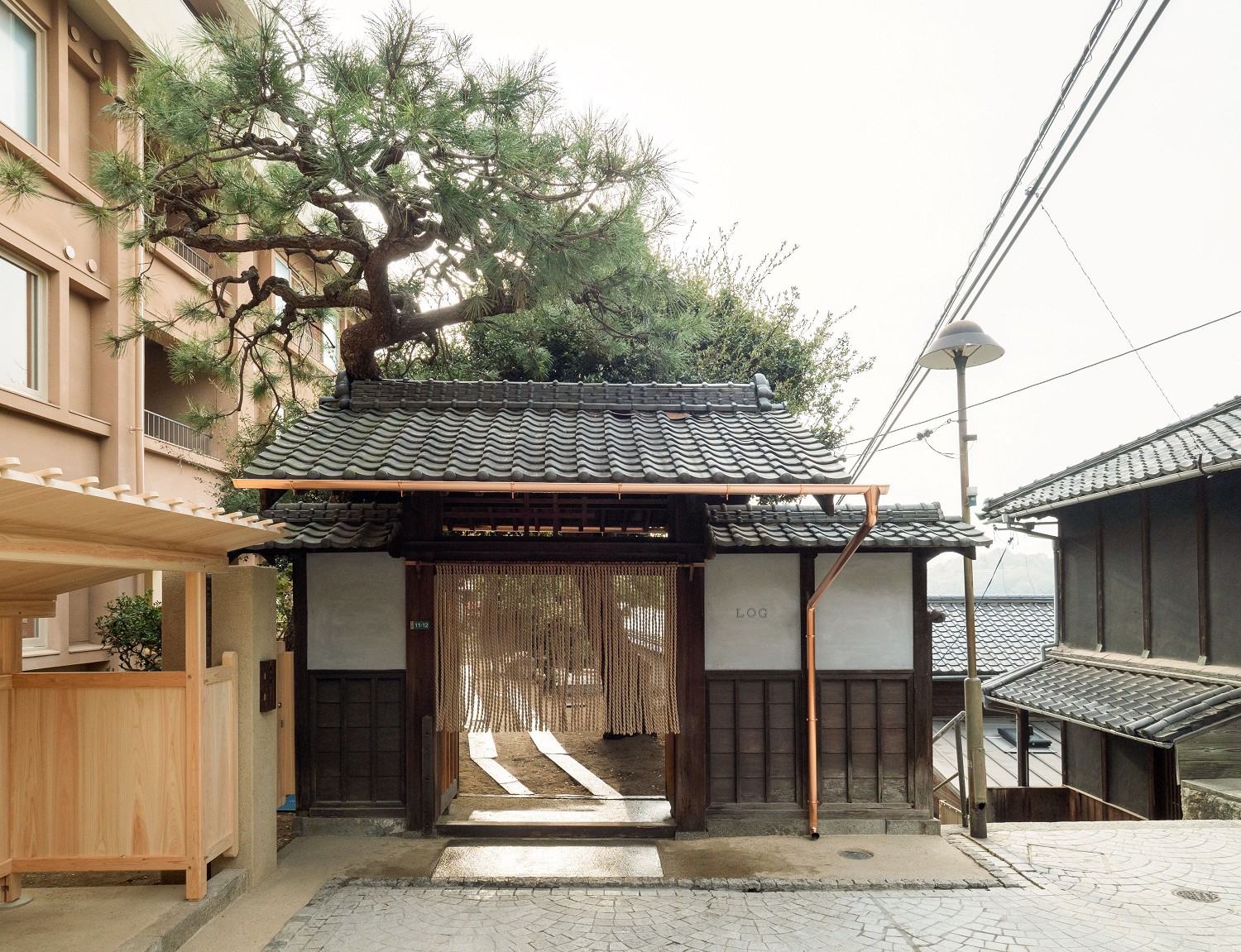 広島県尾道市の「LOG」。インド・ムンバイを拠点に活動する建築集団スタジオ・ムンバイ・アーキテクツが改修の設計を手掛けた宿泊施設（写真：せとうちクルーズ）