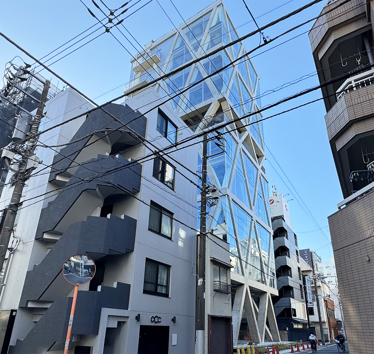 周囲の建物より高さが頭一つ抜けている（写真：日経クロステック）
