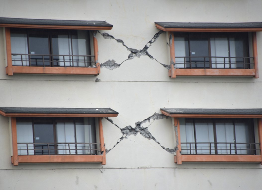 建物の外壁にX状のひび割れが生じて、25年に入っても休業中（写真：日経クロステック）