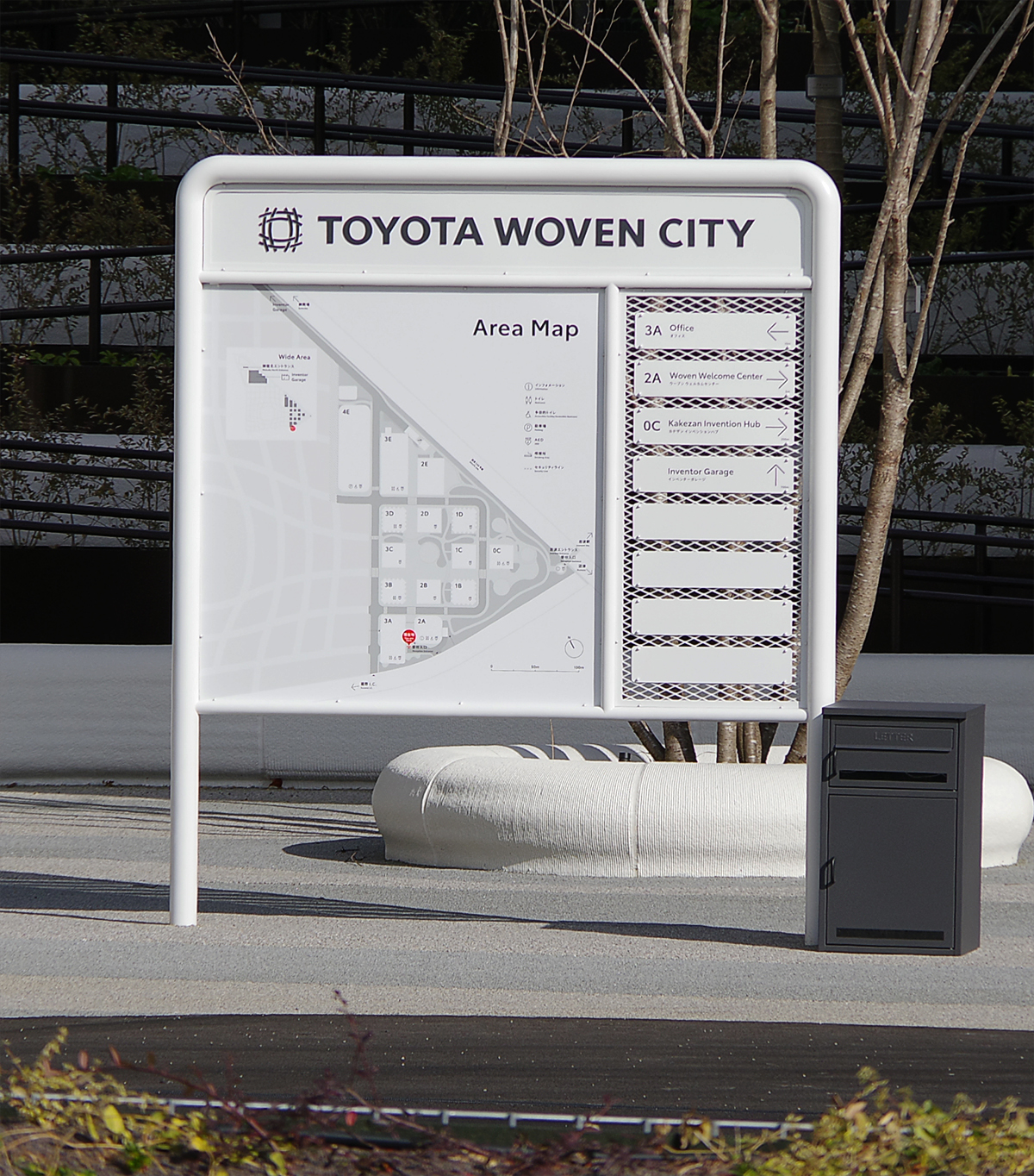 第1期エリアの建物前に設置された地図（写真：日経クロステック）
