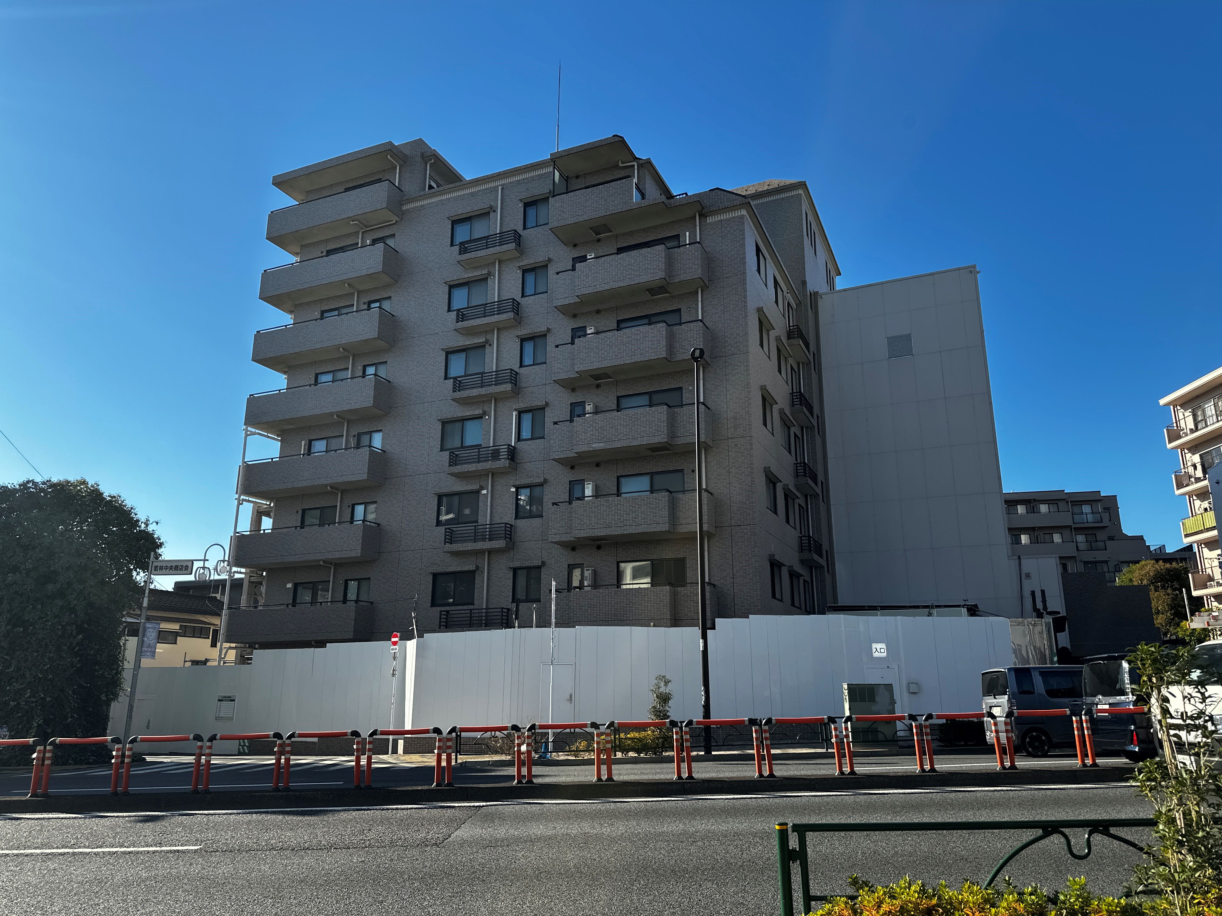「東急ドエル・アルス世田谷フロレスタ」を東側から見る。区分所有者は既に退去し、現在は仮囲いが設置してある（写真：日経クロステック）