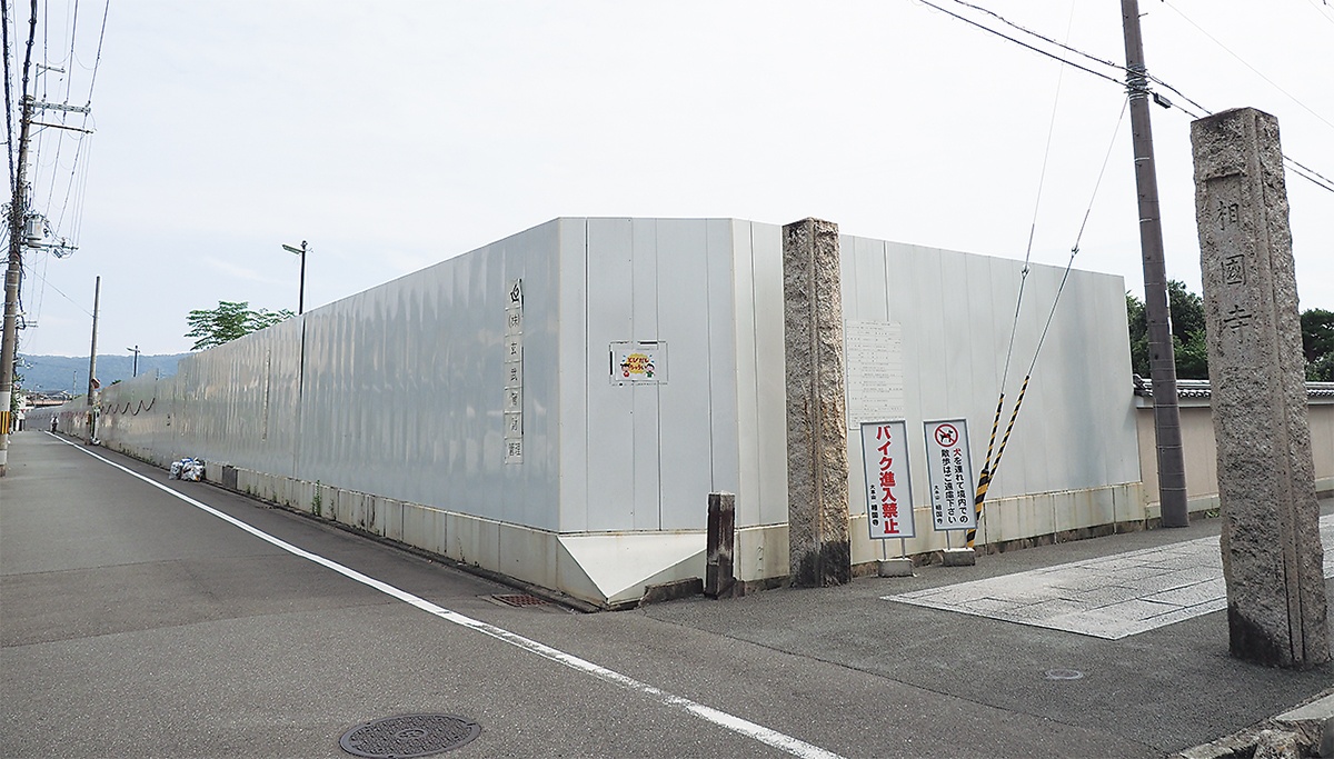 「京都相国寺門前町計画」の敷地を北側から見る。手前の道路が下之町通（写真：池谷 和浩）