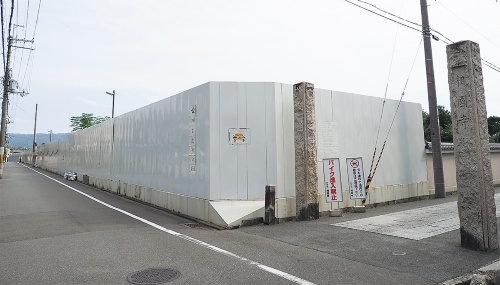 「京都相国寺門前町計画」の敷地を北側から見る。手前の道路が下之町通(写真:池谷 和浩)