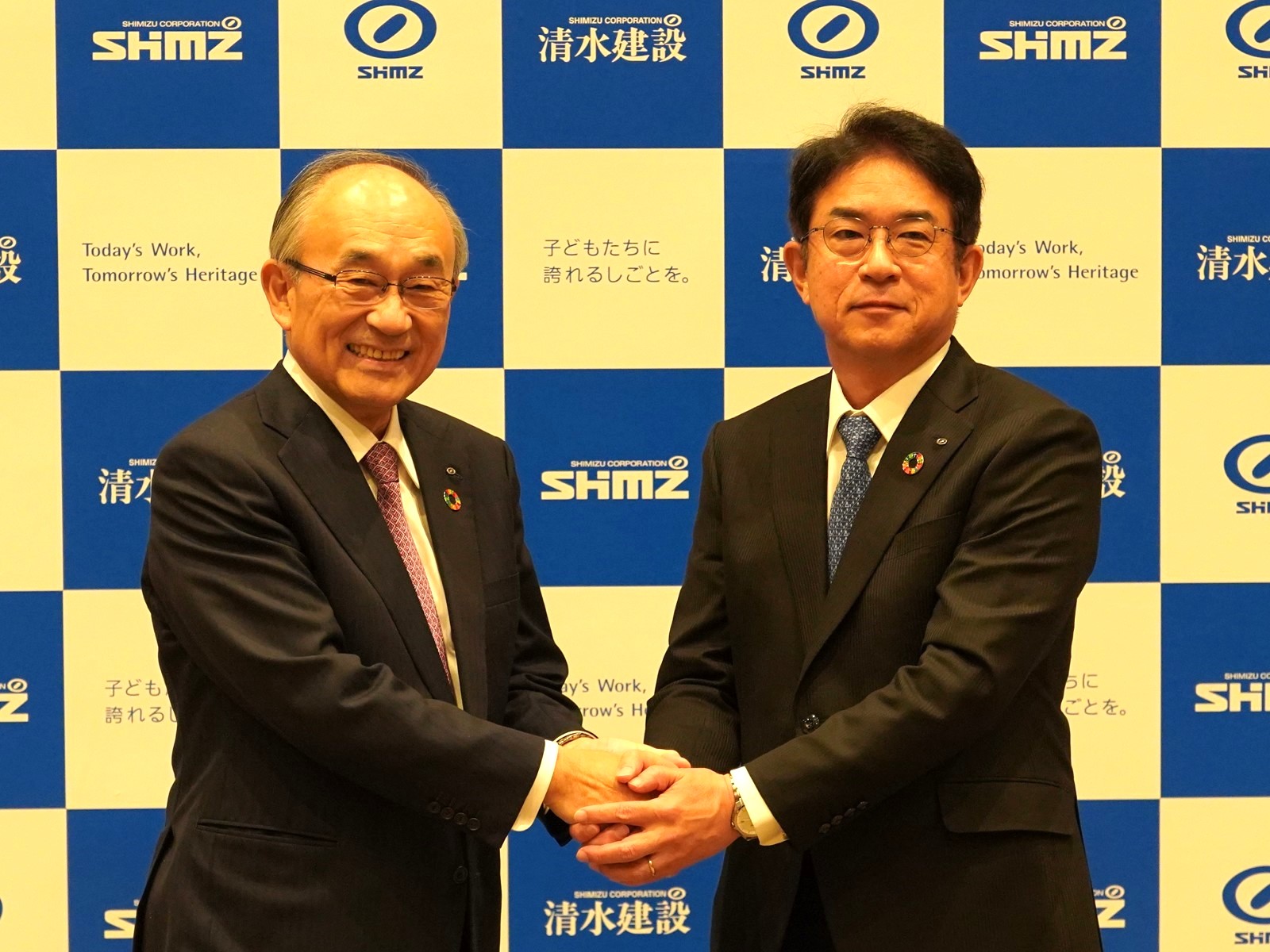 左が清水建設の井上和幸社長、右が次期社長の新村達也副社長（写真：日経クロステック）