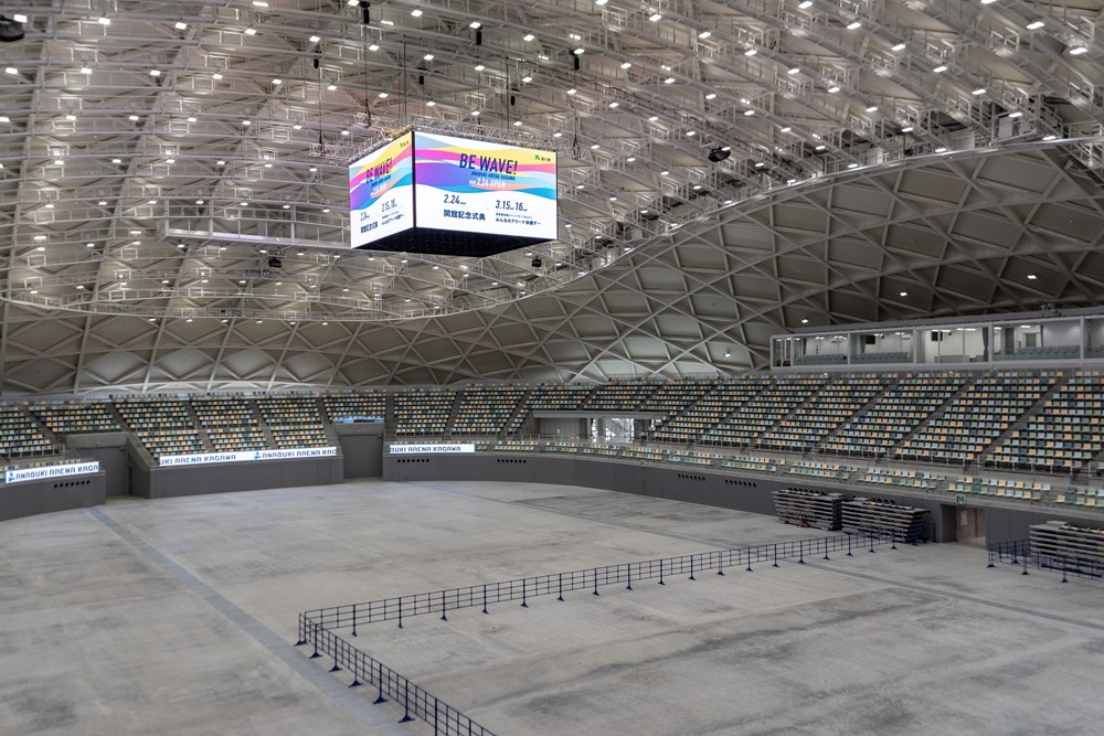 メインアリーナのフロアの広さは78m×48m、最高天井高さは27.6m。バスケットボールコートが3面、フットサルコートが2面取れる。天井に吊（つ）り下げられたセンターハングビジョンは、1つの面の大きさが幅8.0m、高さ4.5m（写真：日経クロステック）