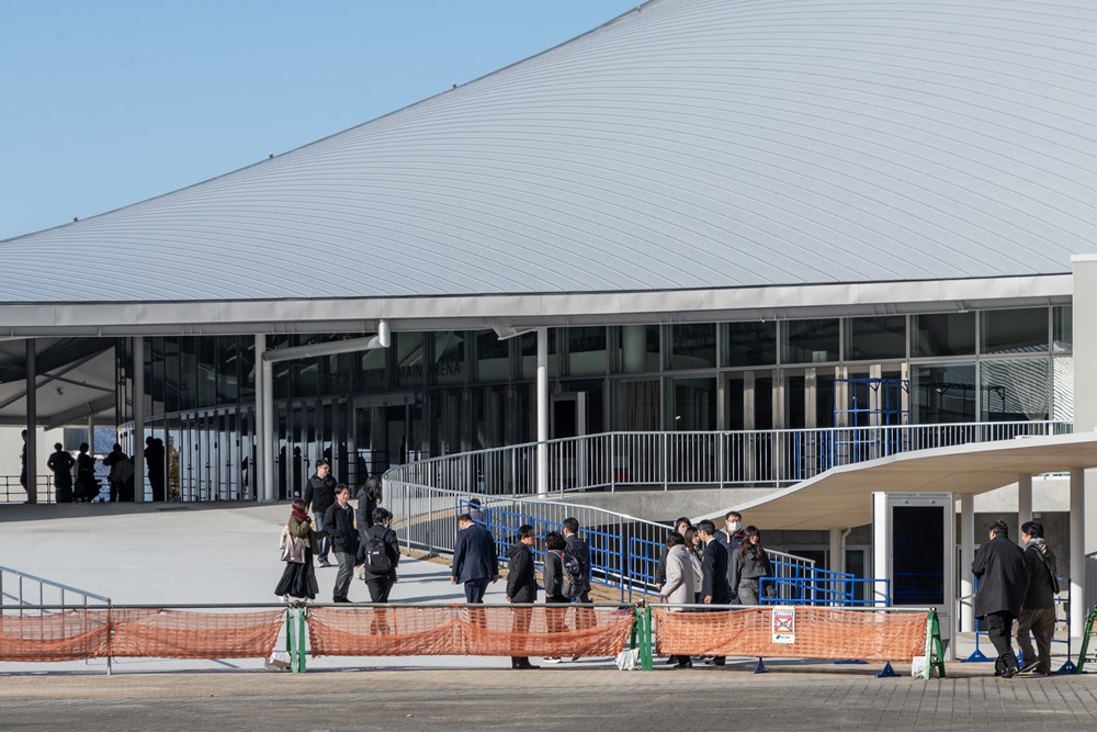 あなぶきアリーナ香川には1階と2階にそれぞれエントランスがある。なだらかな斜面を上った先にあるのは2階のエントランスで、固定席のフロアに直接アクセスできる（写真：日経クロステック）