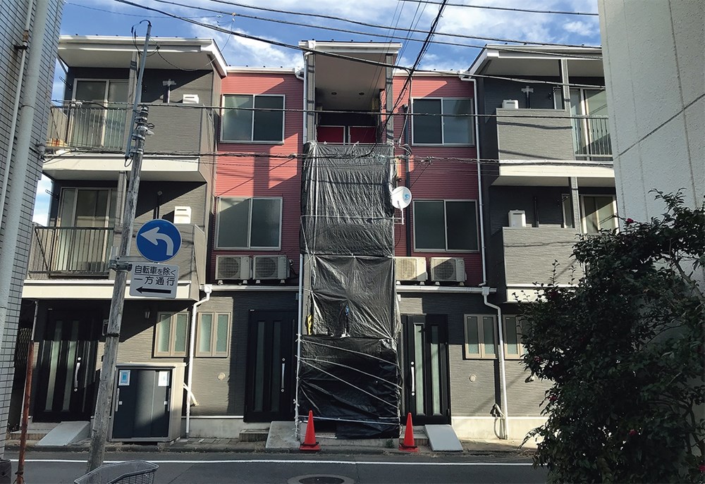 東京都八王子市に立つアパートで事故は起こった。2022年1月撮影（写真：日経クロステック）