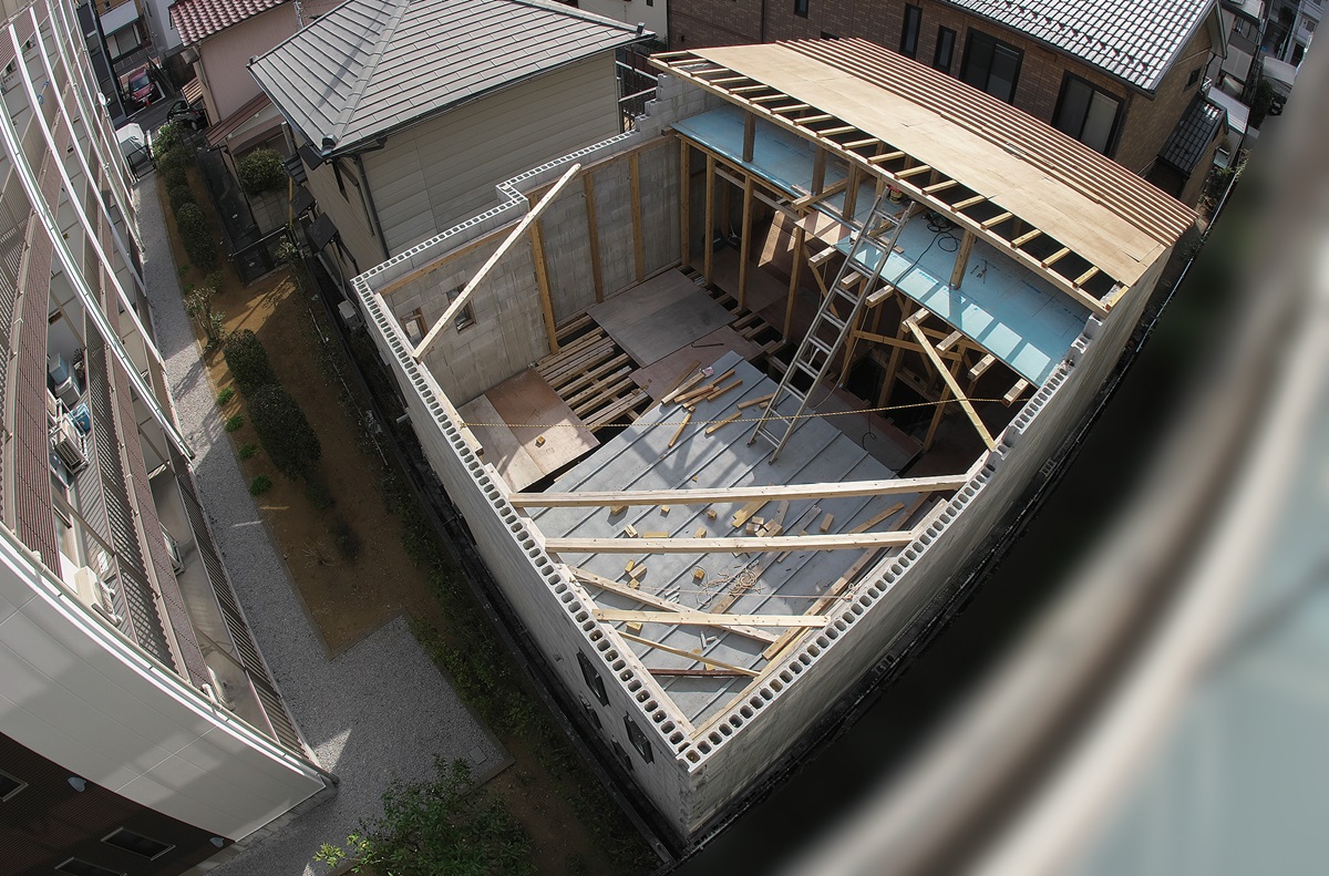 背面側から見た問題の構造物。隣地境界のフェンスに迫るように立っていた。2025年2月12日撮影（写真：池谷 和浩）