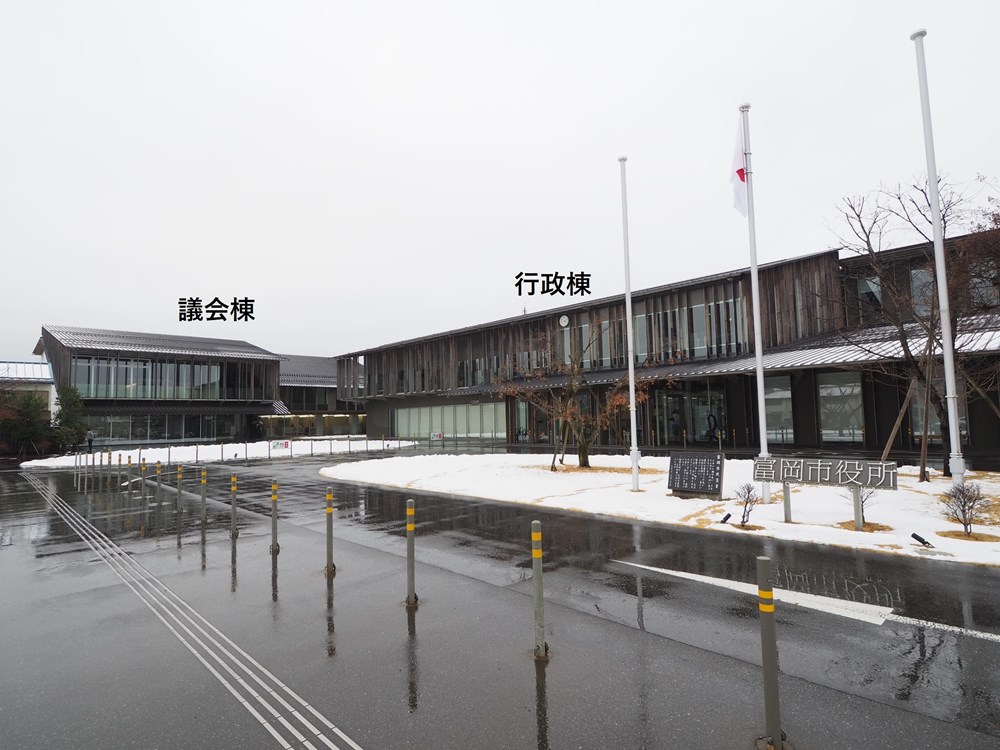 富岡市庁舎の行政棟と議会棟（写真：日経クロステック）