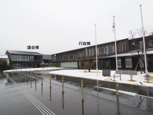 富岡市庁舎の行政棟と議会棟(写真:日経クロステック)