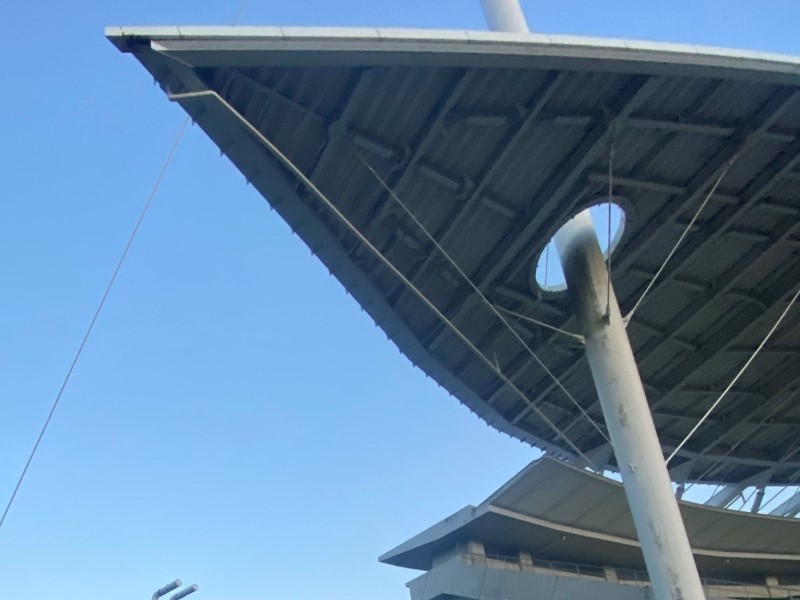 高さ30mから屋根材落下、スタジアム事故は腐食が原因か　過去に排水不良発生