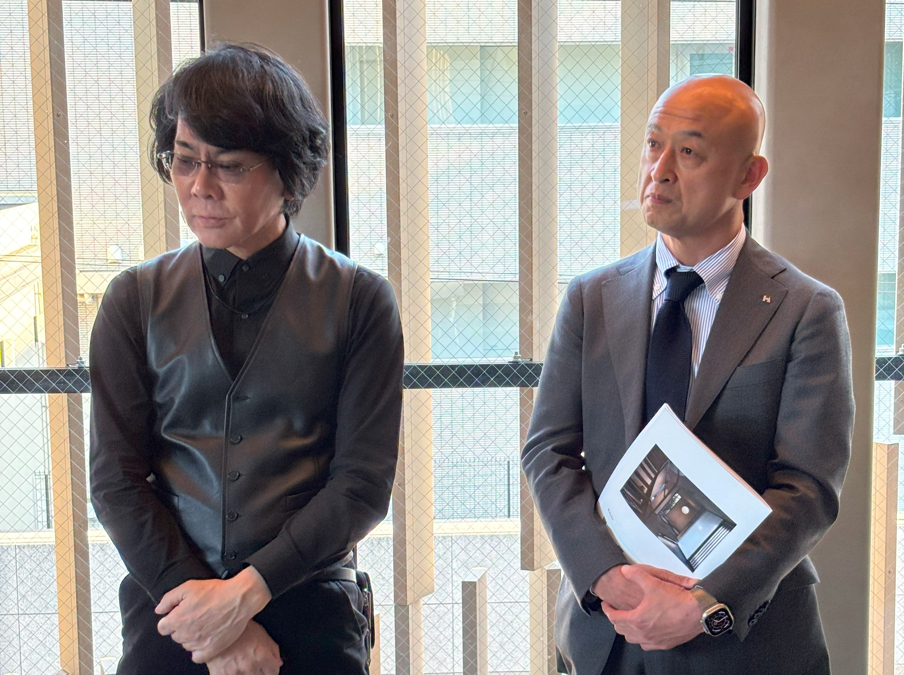 内覧会でアイヴィハウスの説明をする大阪大学の石黒浩教授（左）と、長谷工コーポレーション常務執行役員の堀井規男氏（写真：日経クロステック）