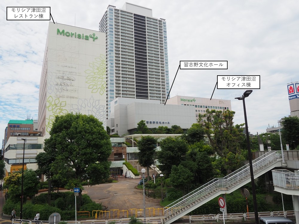 再開発で建て替える予定の複合施設「モリシア津田沼」と習志野文化ホール（写真中央の低層建物）。モリシアは2025年3月30日に閉館し、文化ホールは23年4月1日から休館している。25年6月4日撮影（写真：日経クロステック）