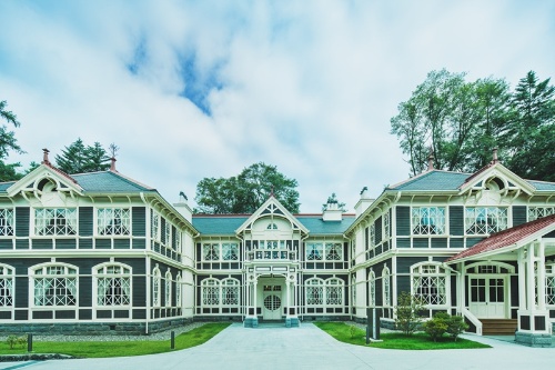 保存修理工事が完了し、2025年10月1日にリニューアルオープンする「旧三笠ホテル」の外観1(写真:長野県軽井沢町、日比谷花壇)