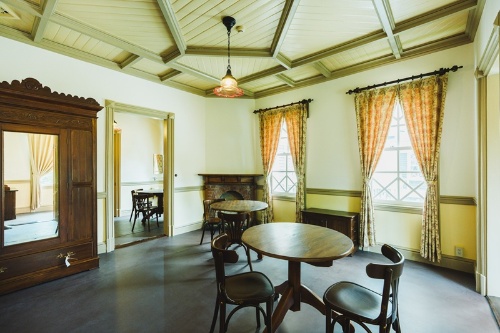 かつての客室を改装した貸室。会議や撮影などに利用できる(写真:長野県軽井沢町、日比谷花壇)