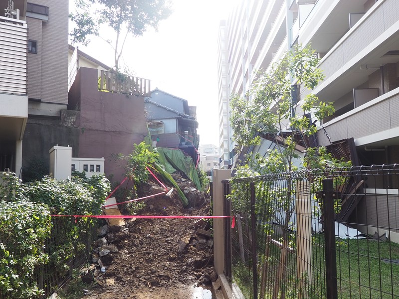 東京・杉並の擁壁崩壊、かさ上げした盛り土が原因か　専門家が模型で解説