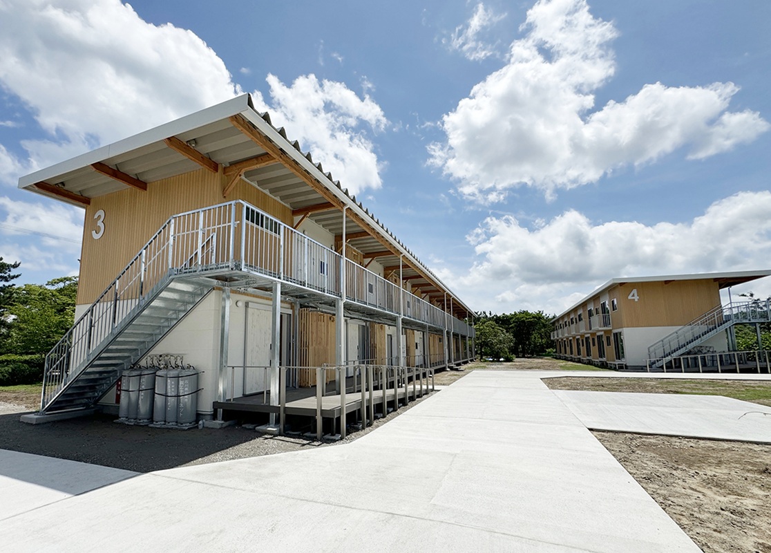 石川県珠洲市に立つDLT木造仮設住宅の外観（写真：日経クロステック）