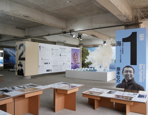 藤本壮介氏や石上純也氏の展示が同じ空間に並ぶ。他の展覧会ではなかなか見ることができない光景だ(写真:日経クロステック)