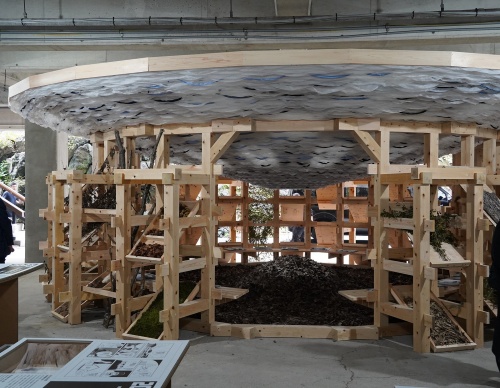 川島氏が実作したもう1つの大きな展示。こちらも落ち葉や枝を集める(写真:日経クロステック)