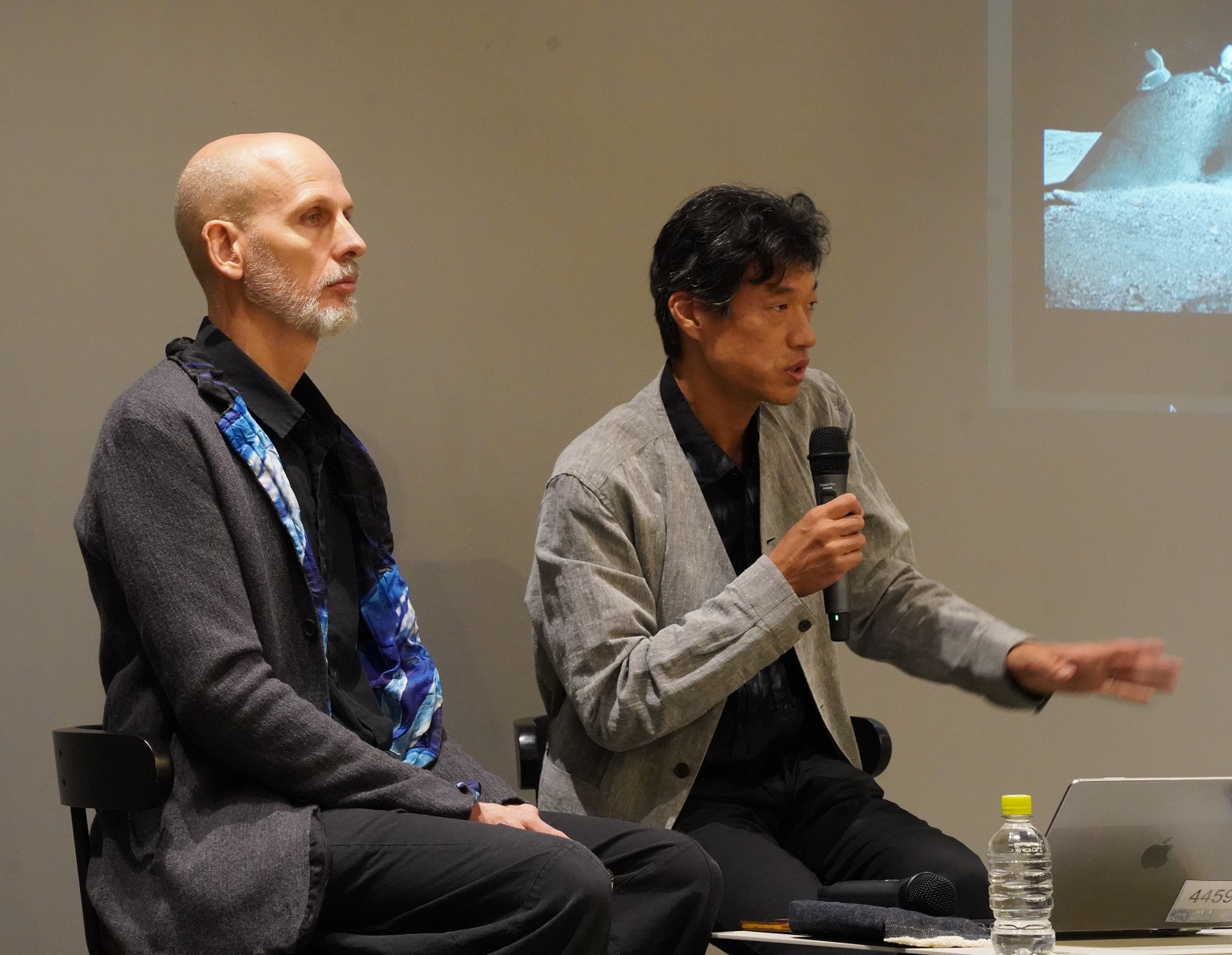 Clouds Architecture Officeの曽野正之氏（右）とオスタップ・ルダケヴィッチ氏（左）。ひろしま国際建築祭の開幕に合わせて来日し、25年10月5日のオープニングトークに登壇した（写真：日経クロステック）