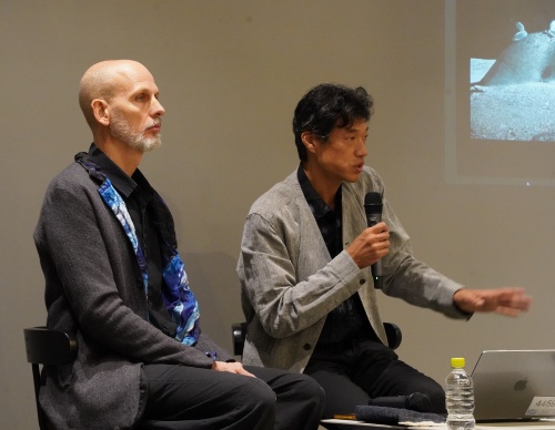 Clouds Architecture Officeの曽野正之氏(右)とオスタップ・ルダケヴィッチ氏(左)。ひろしま国際建築祭の開幕に合わせて来日し、25年10月5日のオープニングトークに登壇した(写真:日経クロステック)