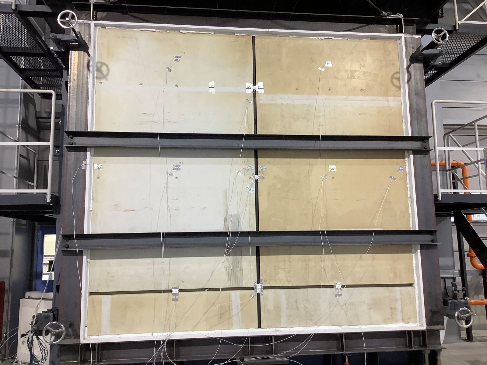 加熱試験時の様子。環境配慮型コンクリート「T-eConcrete/Carbon-Recycle」を用いて製造したプレキャストカーテンウオールで1時間耐火の国土交通大臣認定を取得した（出所：大成建設）